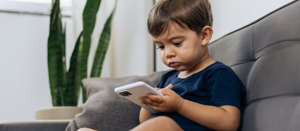 Child on smartphone